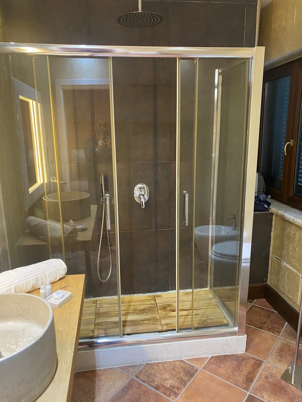 Doccia con pedana in legno e box vetro