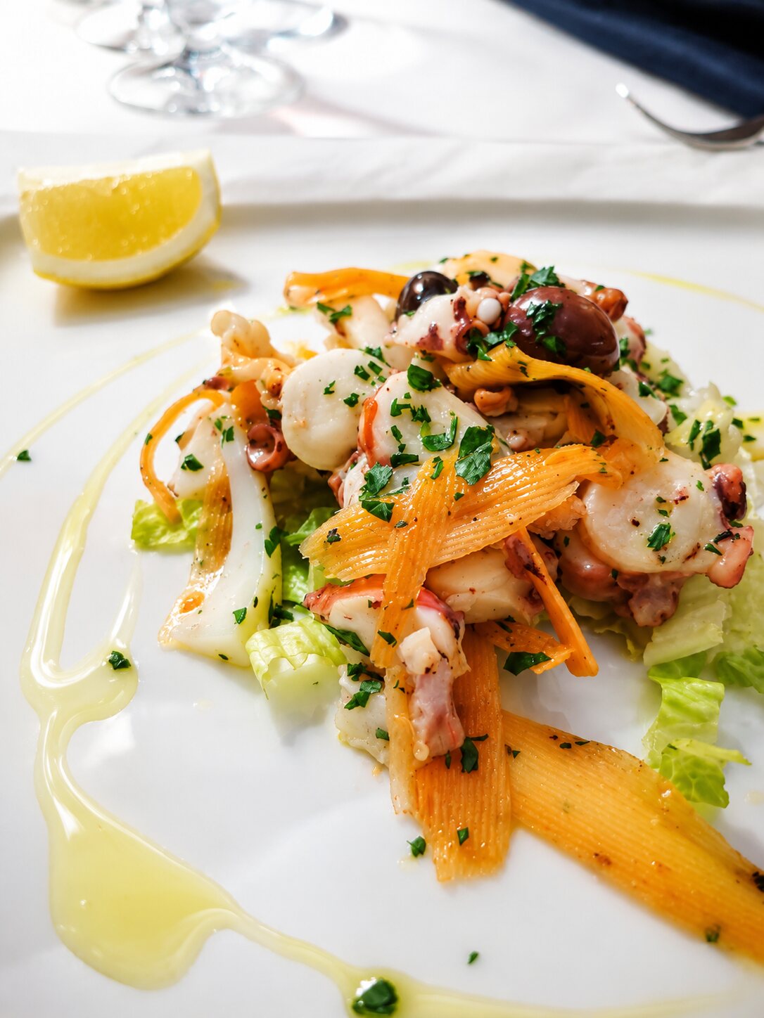 Insalata di mare con olive e verdure