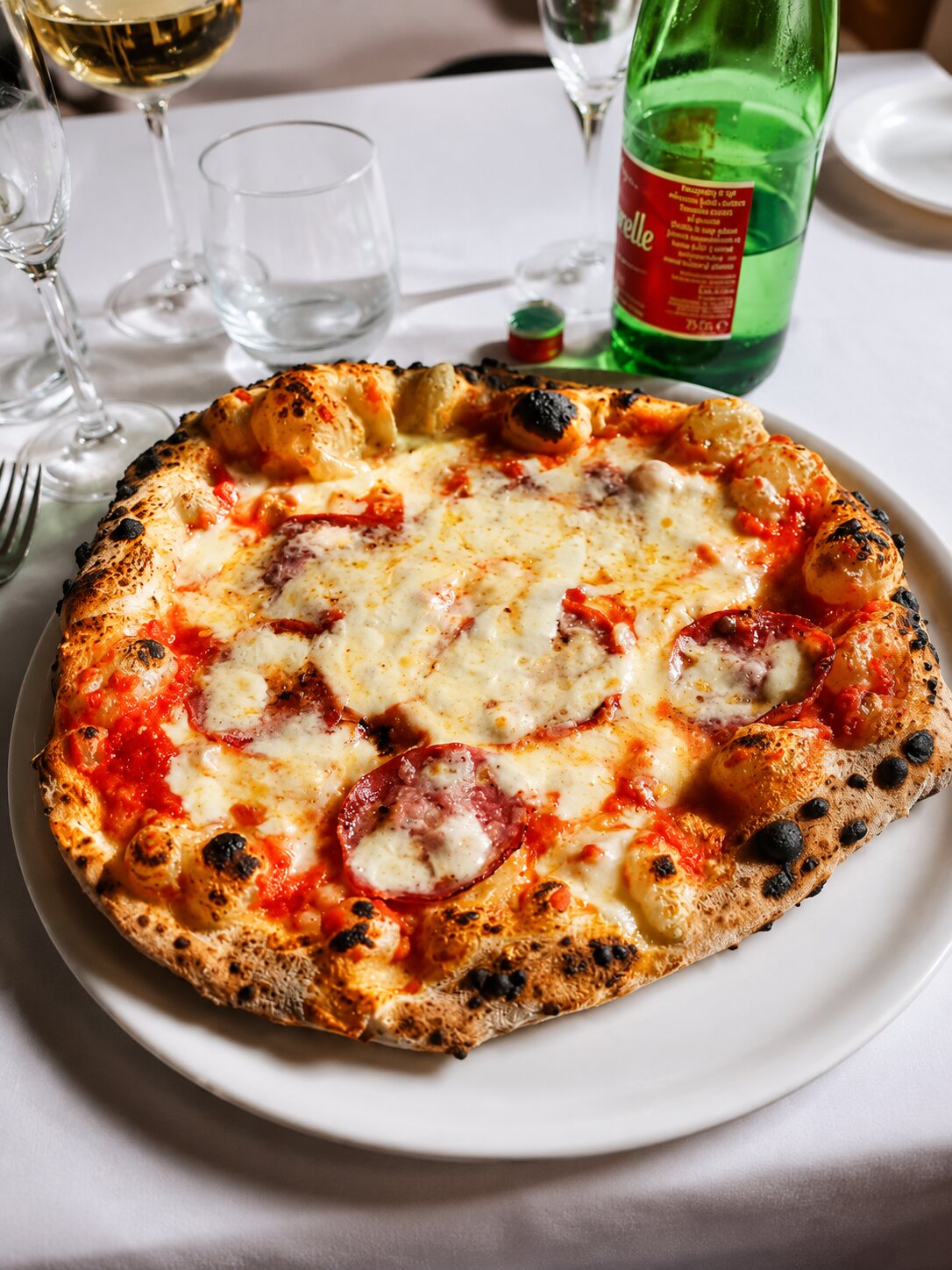 Pizza cotta nel forno con cornicione alto