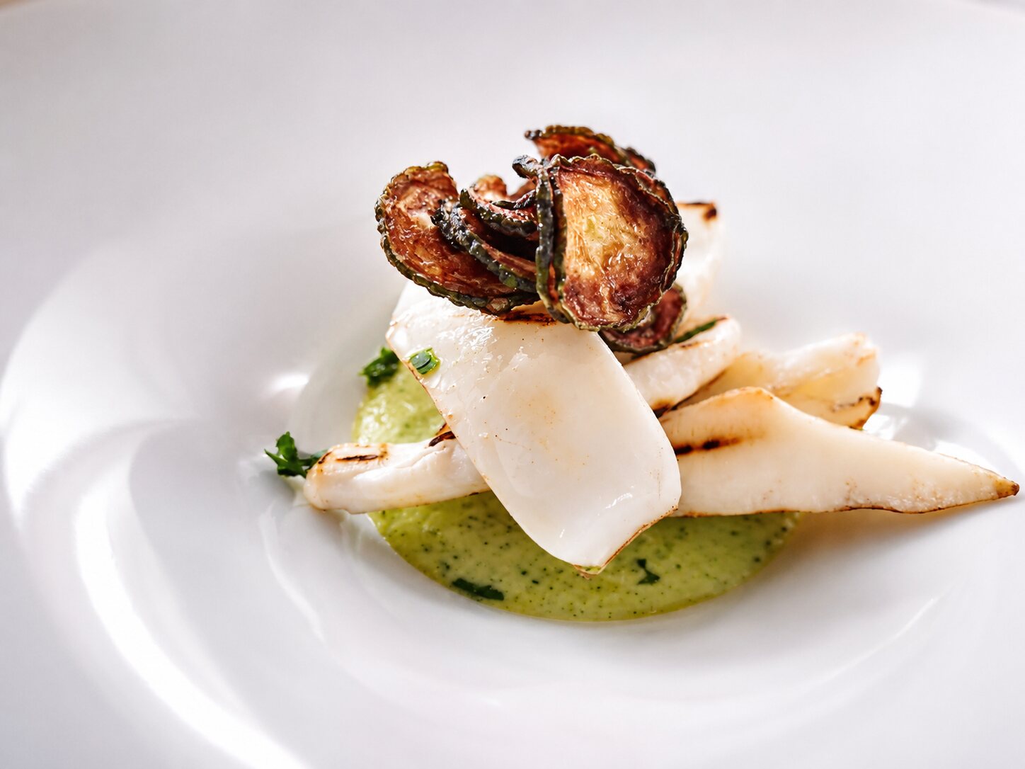 Seppia grigliata con chips di zucchine